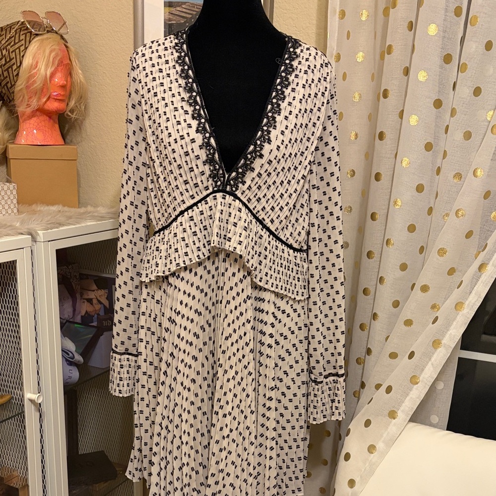 Chelsea & Violet Black and Cream Long Sleeve Flare pleated Dress. SZ M w tags.